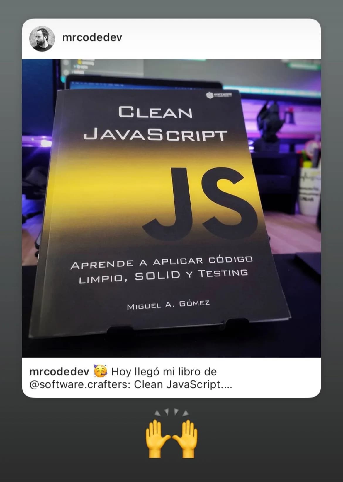 Fotografía de una persona leyendo Clean JavaScript 6