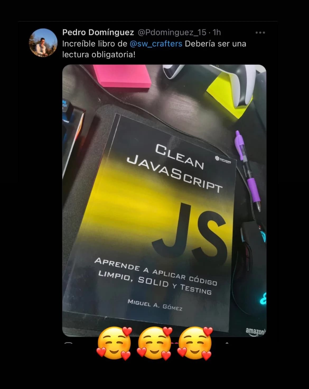 Fotografía de una persona leyendo Clean JavaScript 8