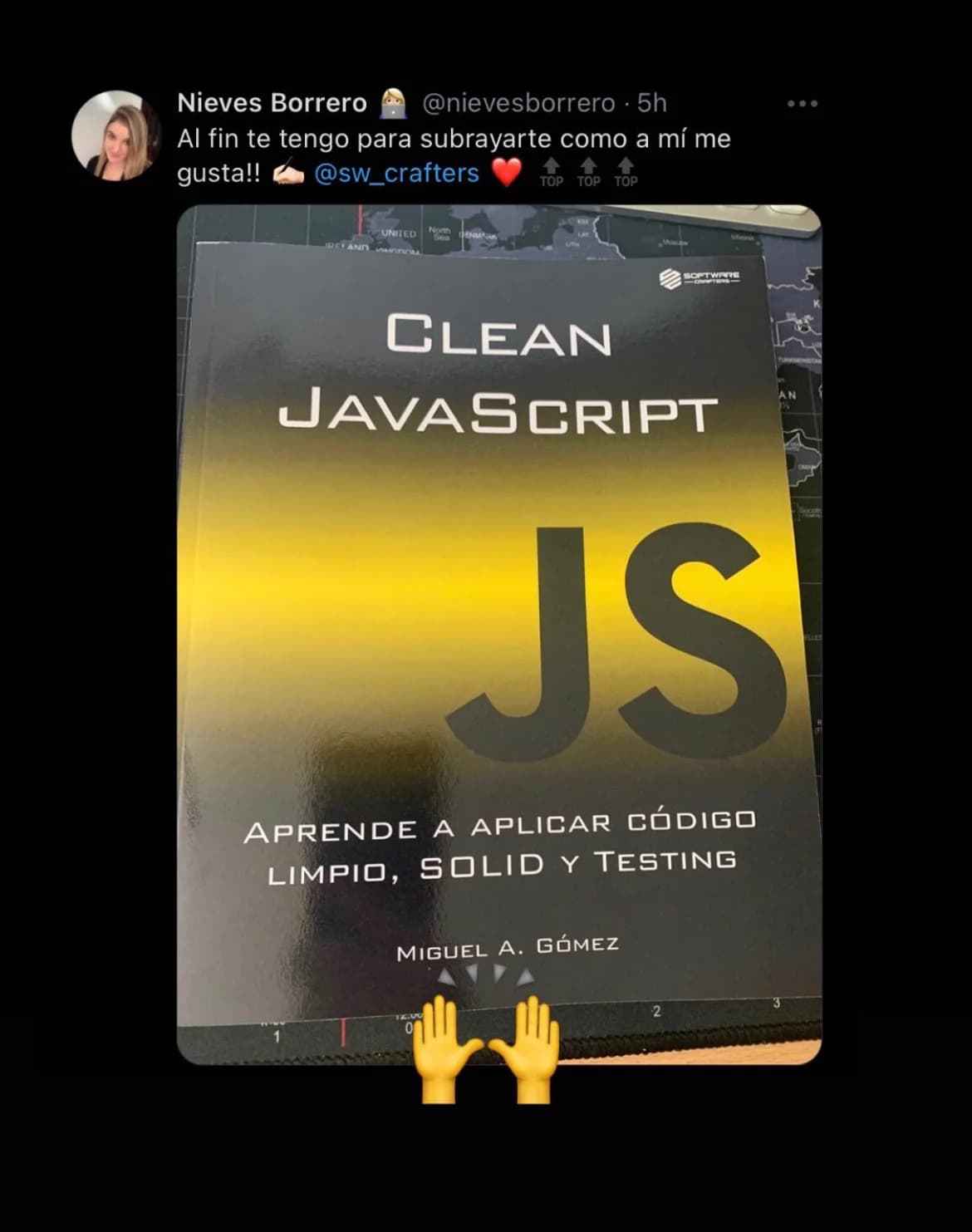Fotografía de una persona leyendo Clean JavaScript 9