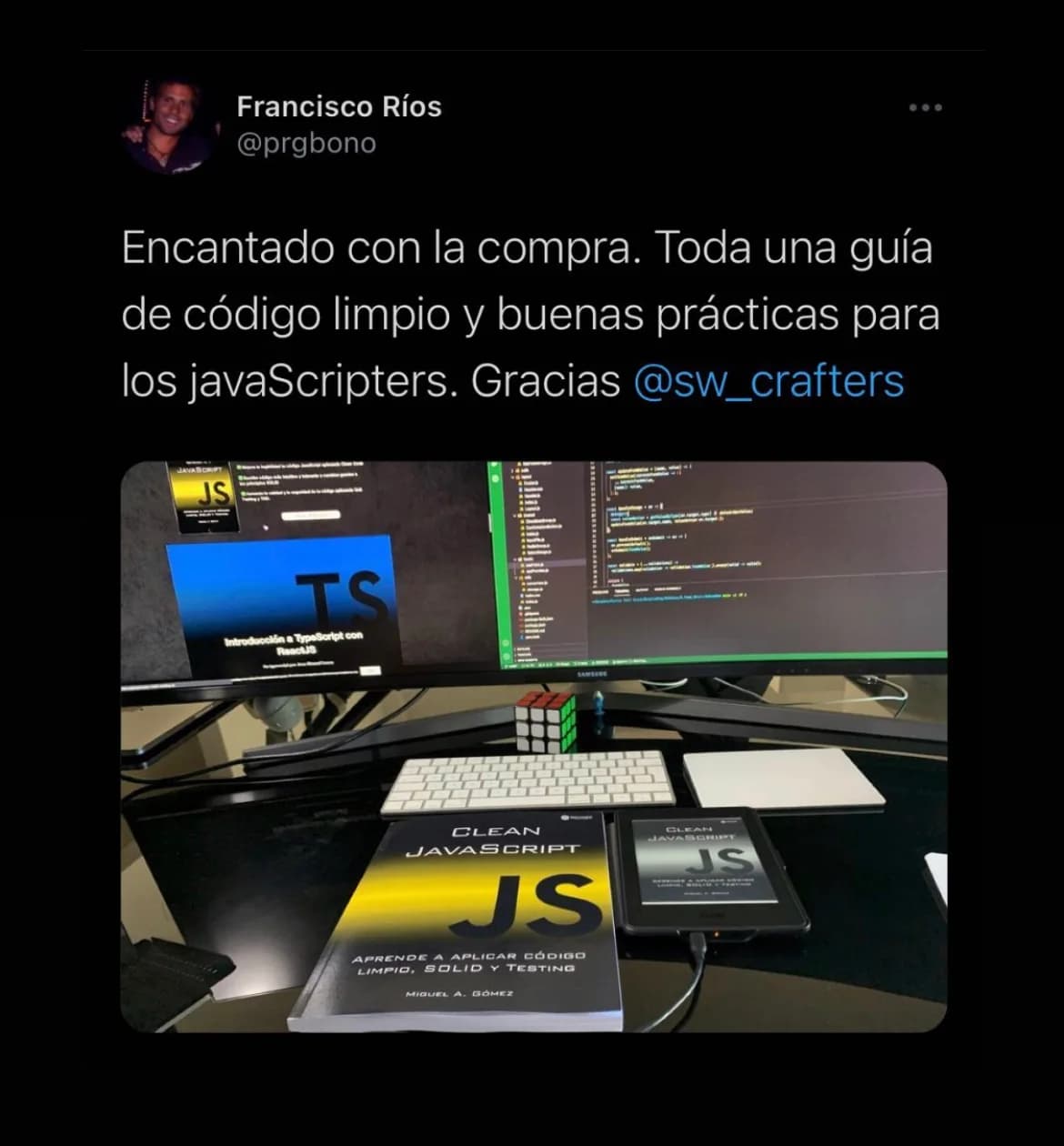 Fotografía de una persona leyendo Clean JavaScript 10