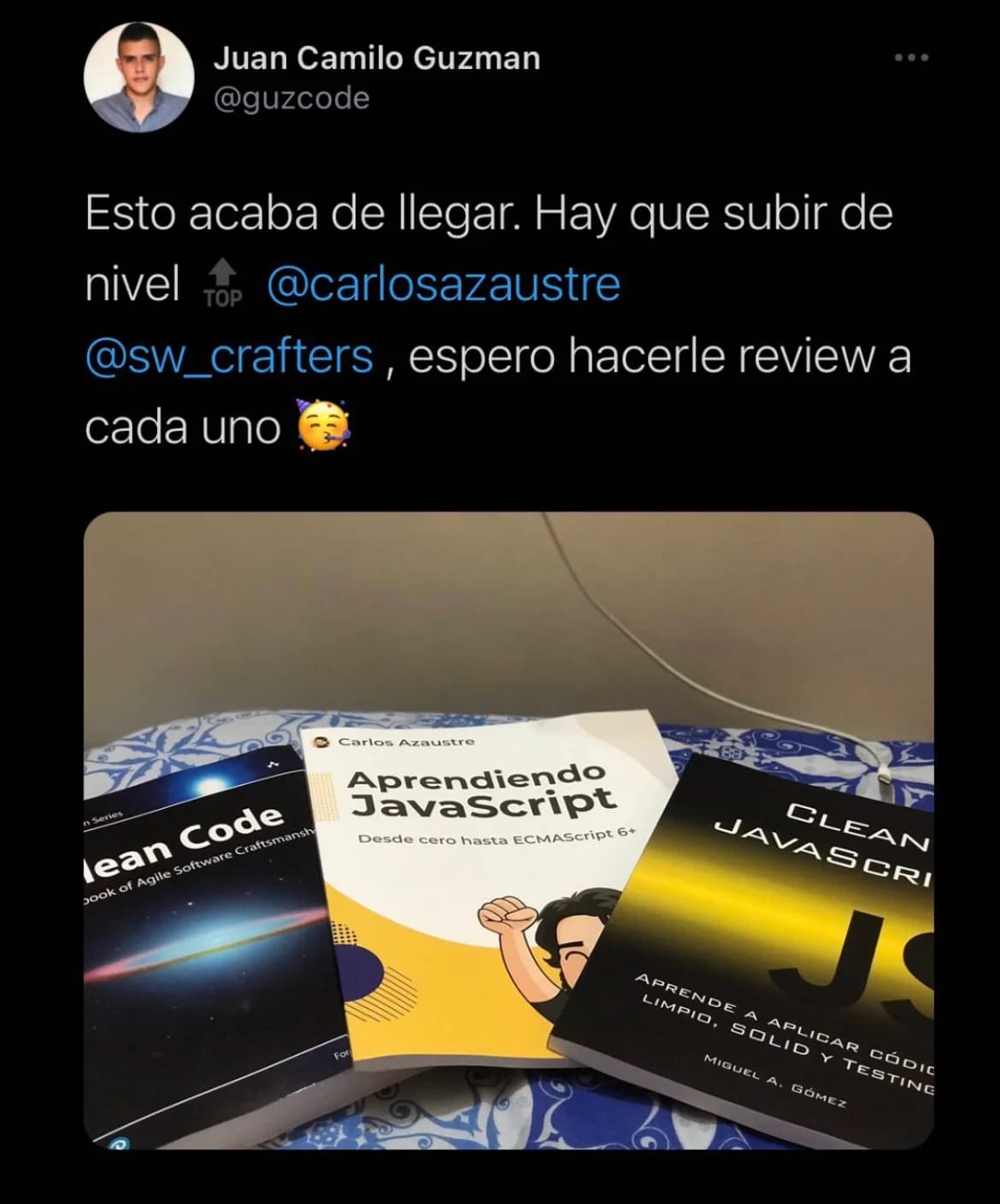 Fotografía de una persona leyendo Clean JavaScript 11