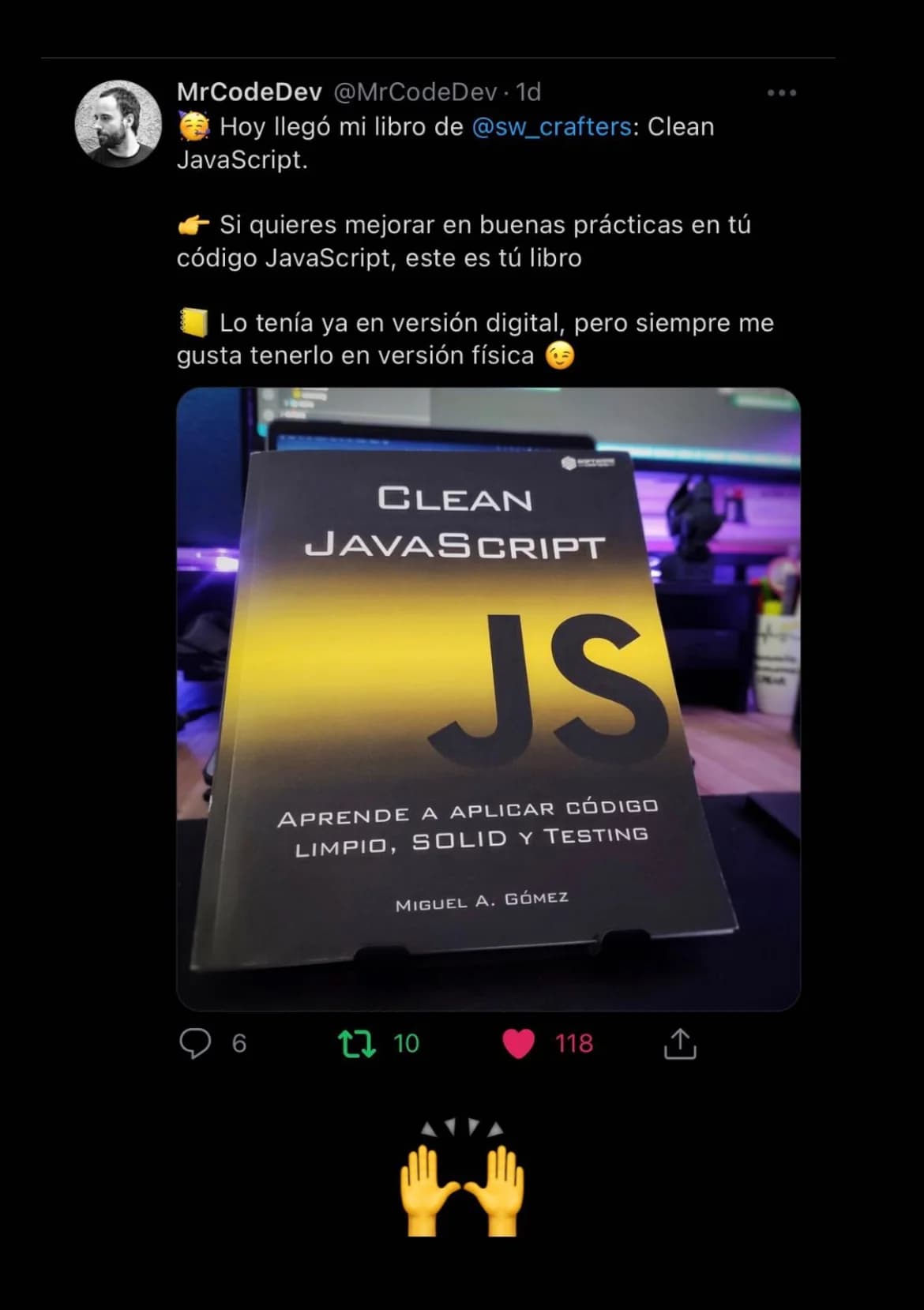 Fotografía de una persona leyendo Clean JavaScript 12