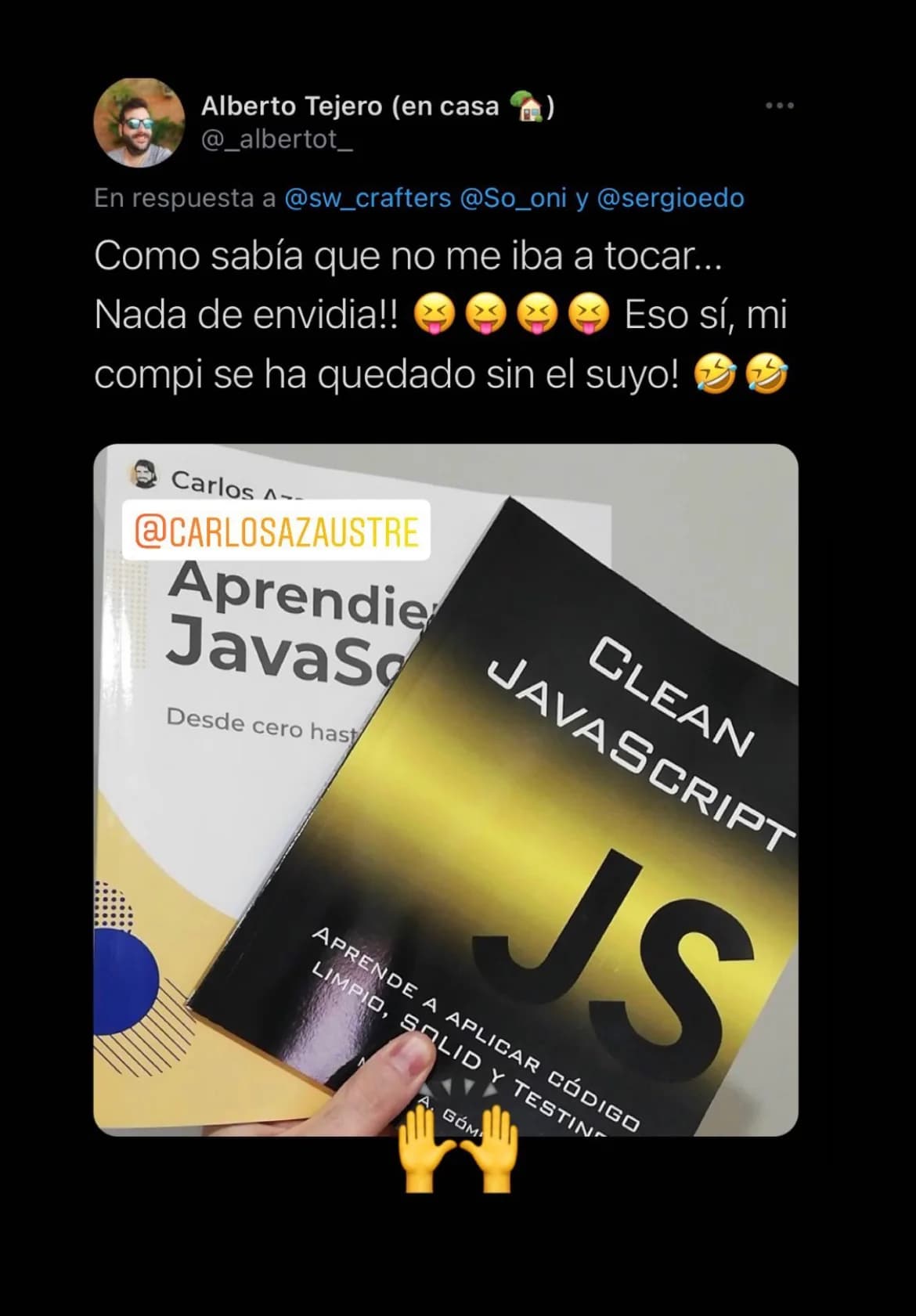 Fotografía de una persona leyendo Clean JavaScript 13
