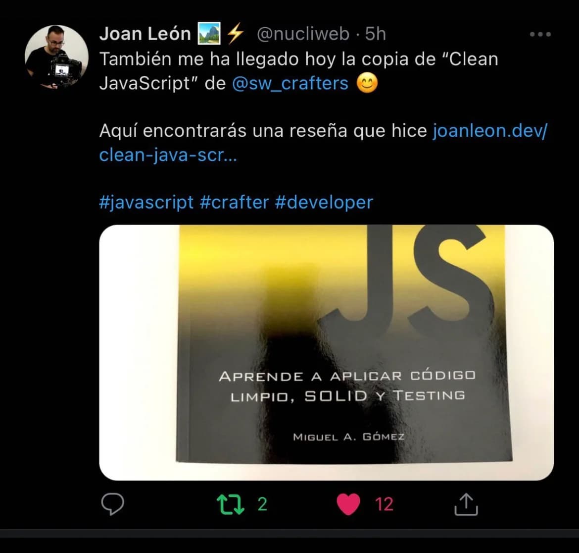 Fotografía de una persona leyendo Clean JavaScript 14