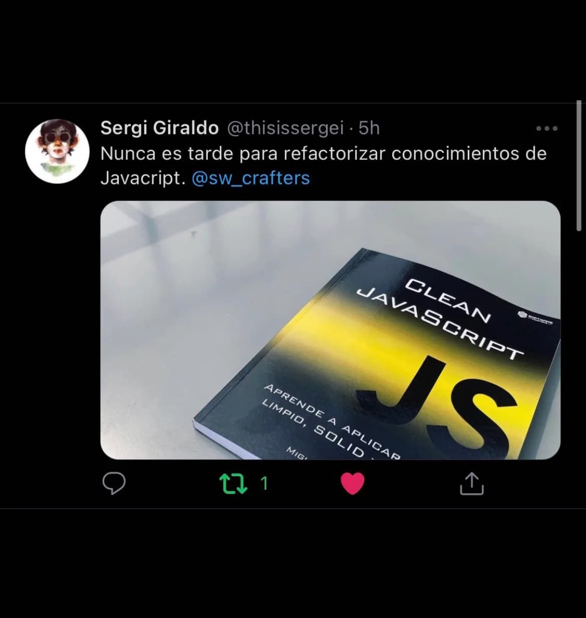 Fotografía de una persona leyendo Clean JavaScript 15