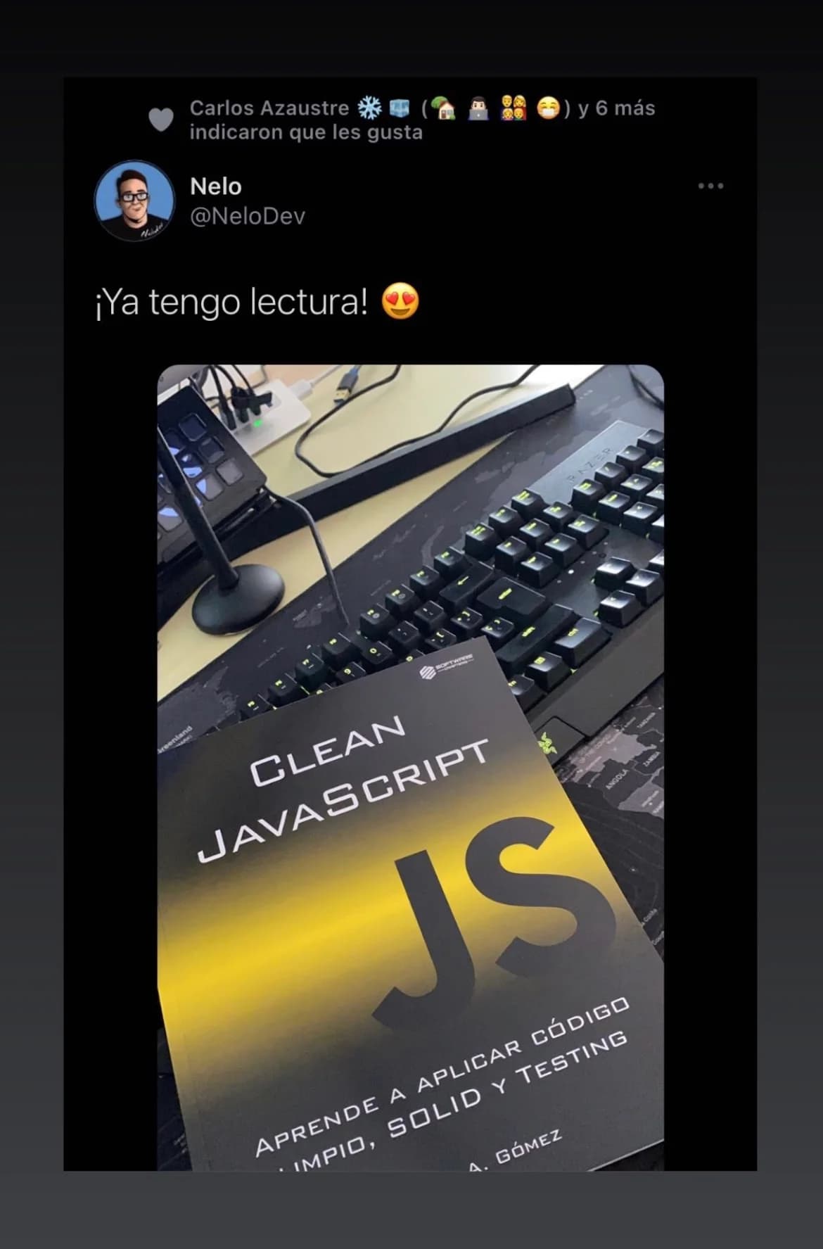 Fotografía de una persona leyendo Clean JavaScript 19